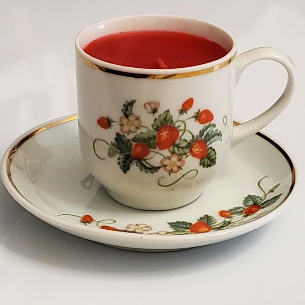 1978 Avon🍓Strawberries🍓 24K Gold Trim Demitasse Cup & Saucer Set / Candle 🕯